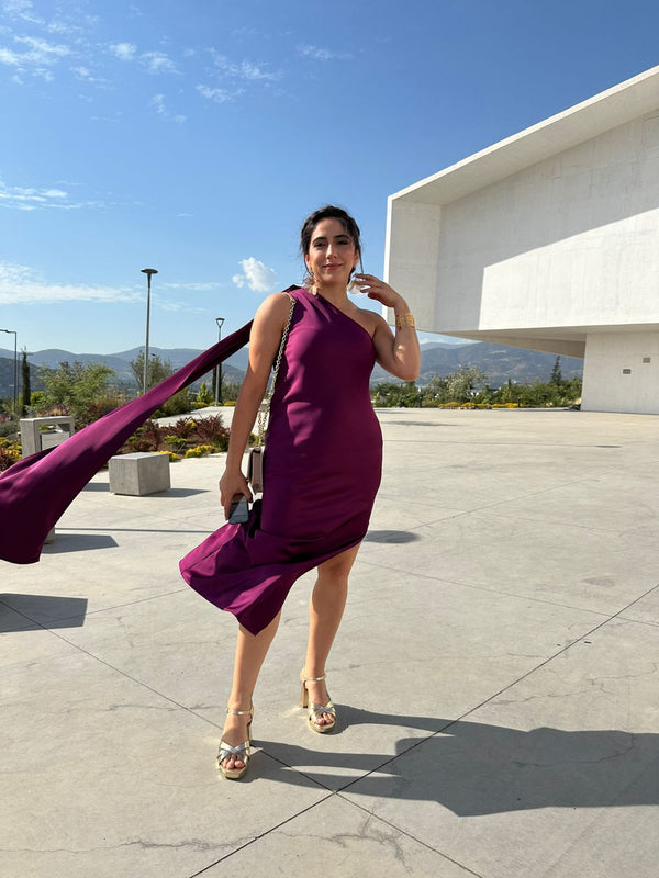  con Vestido Abril Ciruela