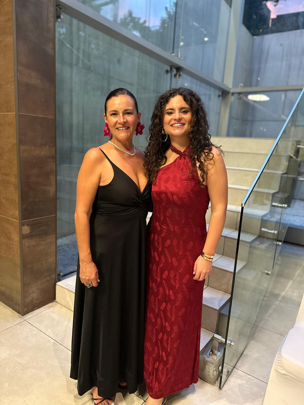  con Vestido Negro Karina Latorre