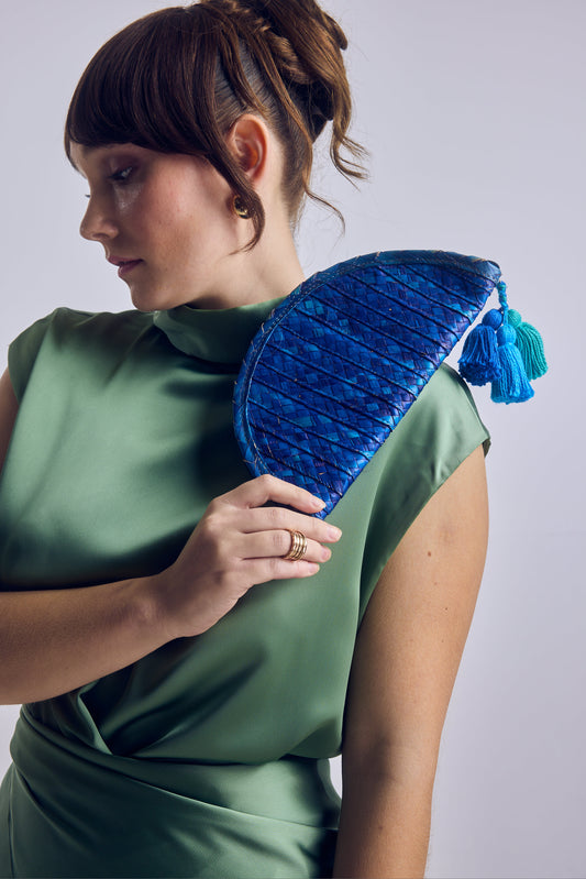 Clutch Sirena – Azul Eléctrico con Pompones