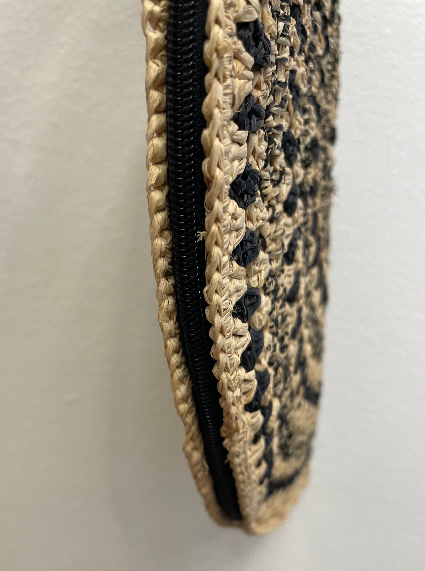 Cartera medialuna beige y negro