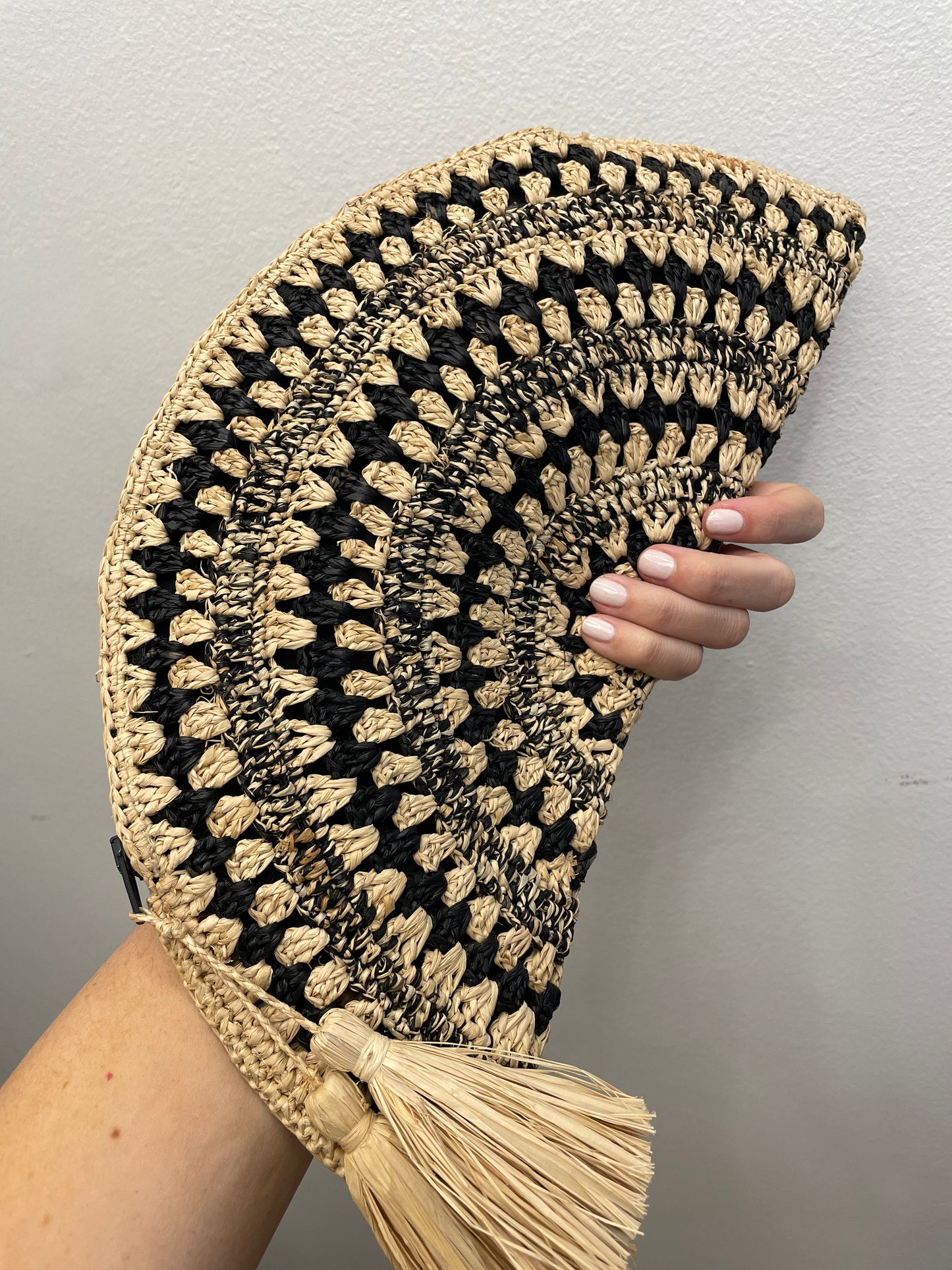 Cartera medialuna beige y negro