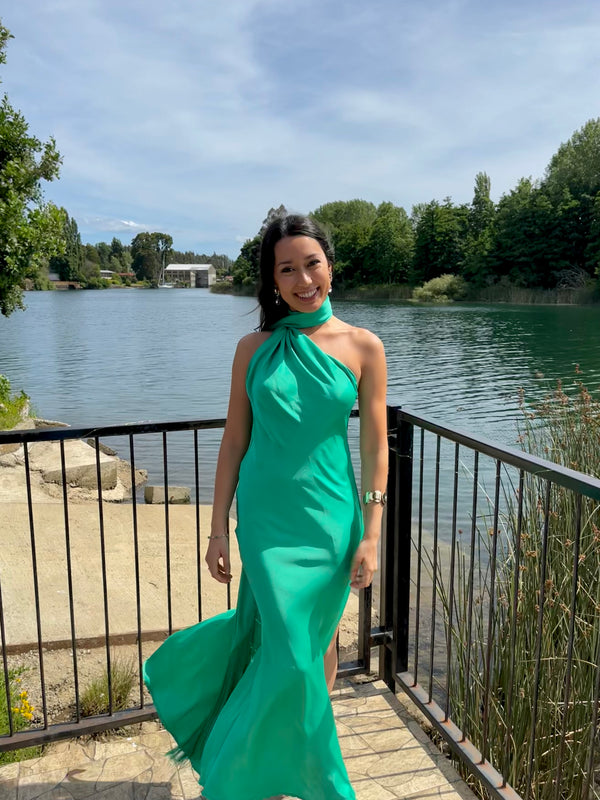  con Vestido Satén Verde  Azzara