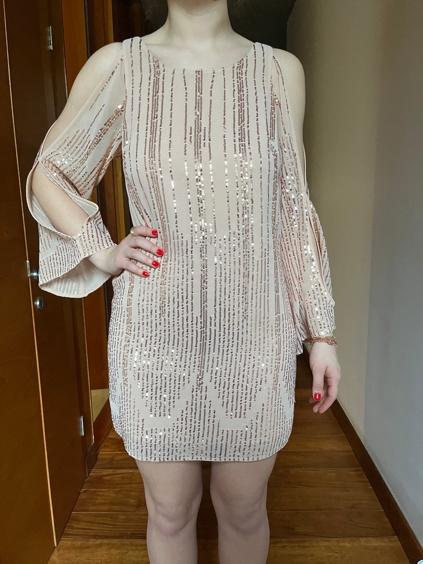 Vestido beige con lentejuelas doradas