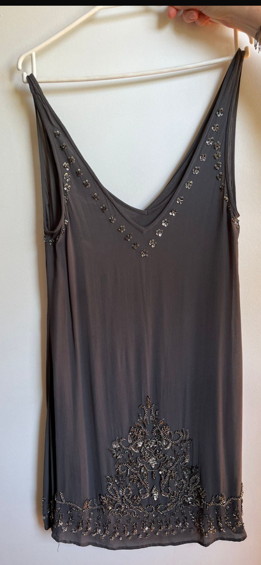 Vestido gris con lentejuelas