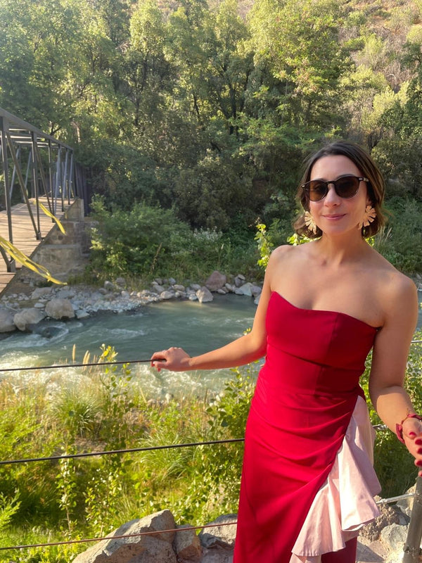  con Vestido Macarena Granate