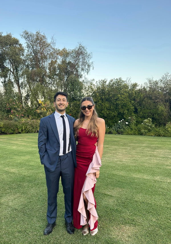  con Vestido Macarena Granate