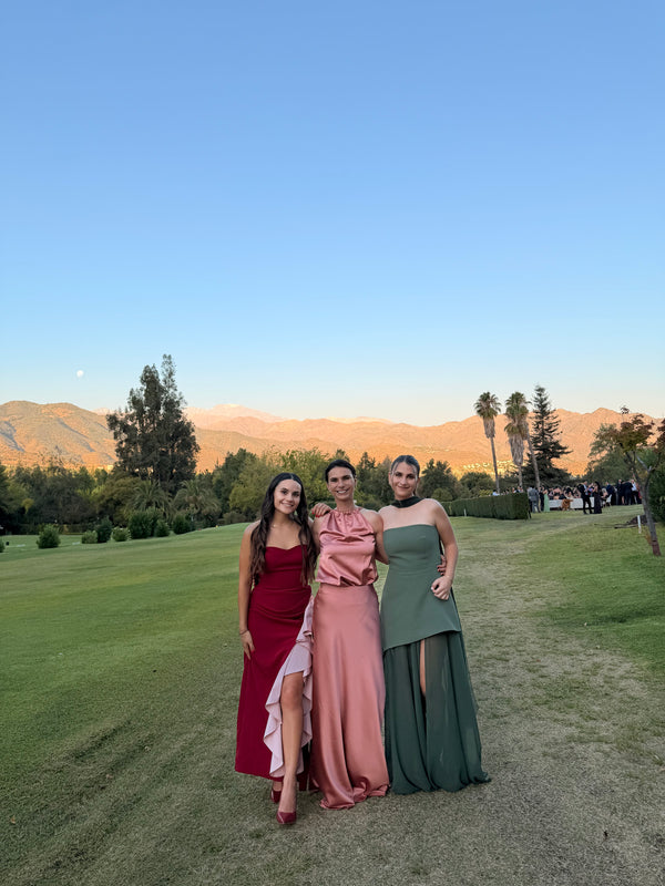  con Vestido Macarena Granate